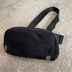 Lululemon Everywhere belt bag